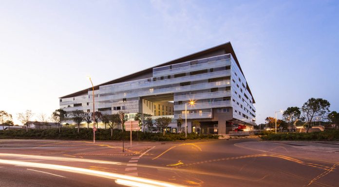 Puerta de Entrada. Bayona. Francia por Mateo Arquitectura Bayona. Puerta de entrada. Francia por Mateo Arquitectura : Photo credits © Adrià Goula y © Luc Boegly