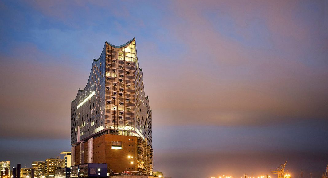 Elbphilharmonie Westansicht Abend : Photo credit © Thies Raetzke, courtesy of Elbphilharmonie Hamburg