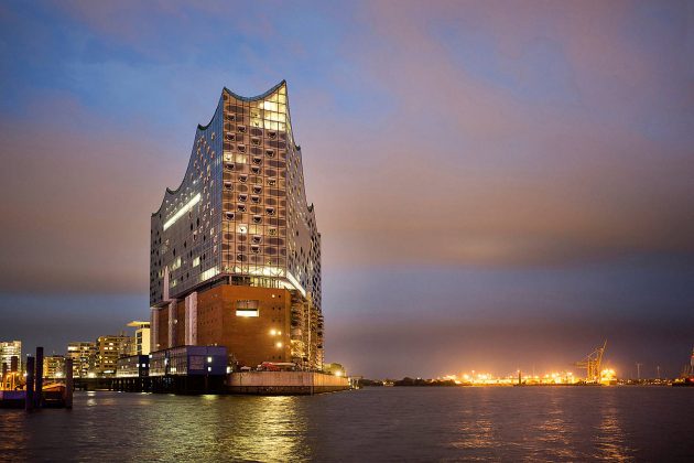 Elbphilharmonie Westansicht Abend : Photo credit © Thies Raetzke, courtesy of Elbphilharmonie Hamburg