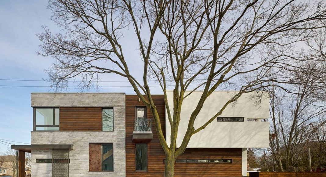 Garden Void House - Vista desde el lado Oeste. La elevación muestra cómo se ubica en su propio terreno, con lineas claras, y un juego de amplias y estrechas ventanas diseñadas para capturar la cantidad "correcta" de iluminación natural y al mismo tiempo conservar una sensación de privacidad : Photo credit © Tom Arban