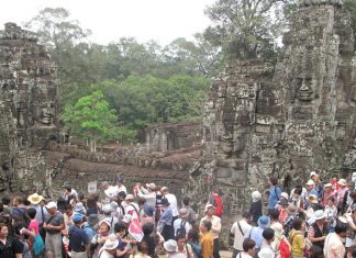 Patrimonio: su conservación y evolución El templo de Angkor, Camboya, está siendo puesto bajo enorme presión por los turistas : Imagen cortesía de © Planet Asia