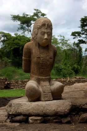 En los casos de Palenque, Toniná y Yaxchilán se elaboraron luego de alguna derrota : Foto © Mauricio Marat INAH
