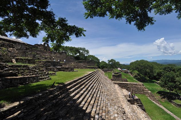 Zona Arqueológica de Toniná : Foto © Héctor Montaño INAH