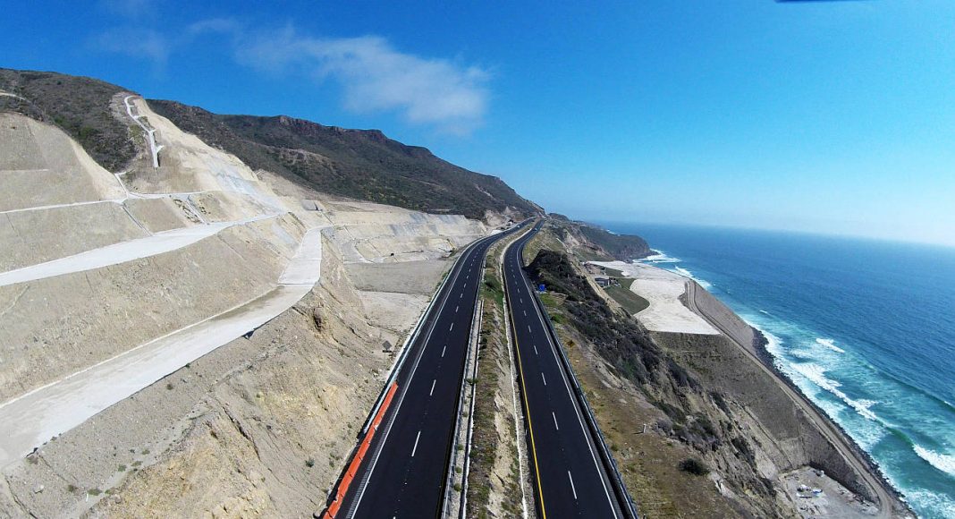 Restitución de Terraplén en Carretera Tijuana-Ensenada KM 93, Ensenada, Baja California : Fotografía cortesía de © Premio Obras Cemex