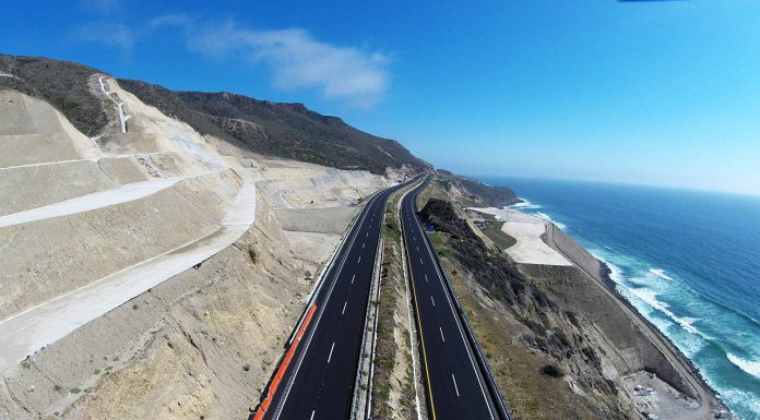 Primer Lugar Nacional en los Premios Obras Cemex 2016 Restitución de Terraplén en Carretera Tijuana-Ensenada KM 93, Ensenada, Baja California : Fotografía cortesía de © Premio Obras Cemex