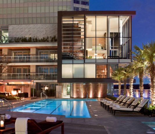 Fairmont Pacific Rim - Rooftop Pool : Photo credit © Fairmont Pacific Rim