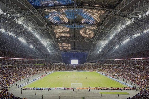 The moveable section of the roof is clad in translucent ETFE pillows and incorporates a matrix of LED lighting and, at 20 000 sqm, it is one of the largest LED displays in the world : Photo credit © Arup Associates