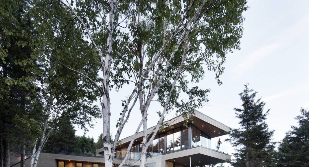 Altaïr House en Cap-à-l'Aigle, QC, Canadá by Bourgeois / Lechasseur Architects : Photo credit © Adrien Williams