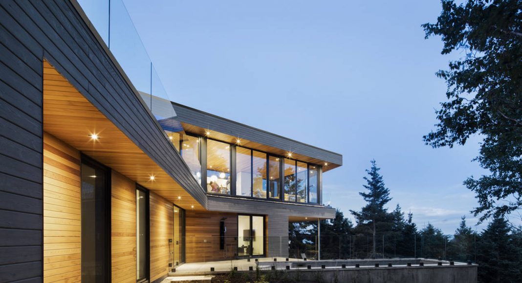 Altaïr House en Cap-à-l'Aigle, QC, Canadá by Bourgeois / Lechasseur Architects : Photo credit © Adrien Williams