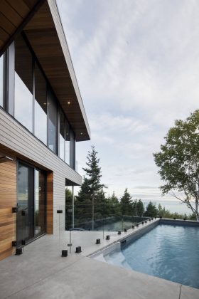 Altaïr House en Cap-à-l'Aigle, QC, Canadá by Bourgeois / Lechasseur Architects : Photo credit © Adrien Williams