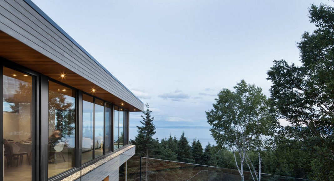 Altaïr House en Cap-à-l'Aigle, QC, Canadá by Bourgeois / Lechasseur Architects : Photo credit © Adrien Williams