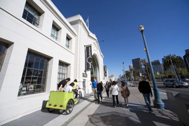 La mampara histórica del Muelle 15 es un hito atractivo junto con el Embarcadero, y se ha convertido en un punto de reunión popular para la flotilla de bicitaxis de San Francisco : Image by Amy Snyder © Exploratorium, www.exploratorium.edu