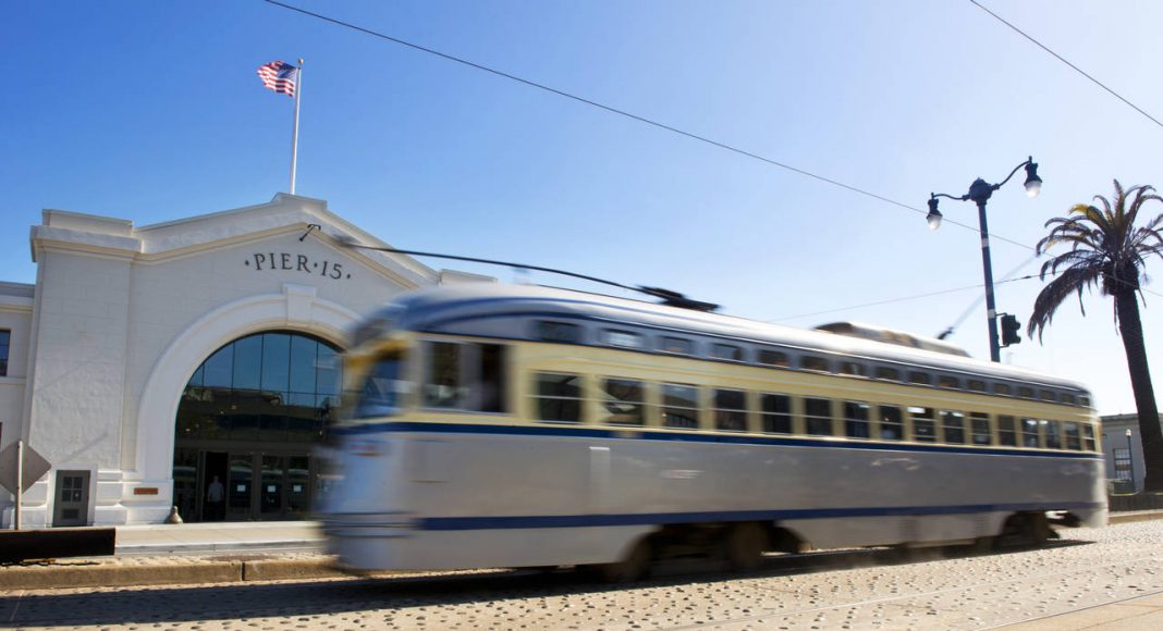 La F-line de Muni, los históricos tranvías de San Francisco que viajan hacia el Embarcadero, harán parada frente al nuevo Exploratorium entre las calles de Embarcadero y Green St. El Exploratorium también es accesible por diversas líneas de autobús, y las estaciones Embarcadero BART y MUNI y las terminales del ferry en el Ferry Building a 10 minutos a pié : Image by Gayle Laird © Exploratorium, www.exploratorium.edu