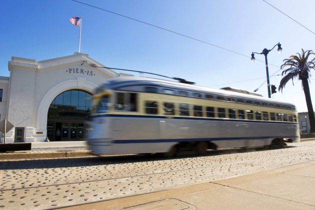 La F-line de Muni, los históricos tranvías de San Francisco que viajan hacia el Embarcadero, harán parada frente al nuevo Exploratorium entre las calles de Embarcadero y Green St. El Exploratorium también es accesible por diversas líneas de autobús, y las estaciones Embarcadero BART y MUNI y las terminales del ferry en el Ferry Building a 10 minutos a pié : Image by Gayle Laird © Exploratorium, www.exploratorium.edu