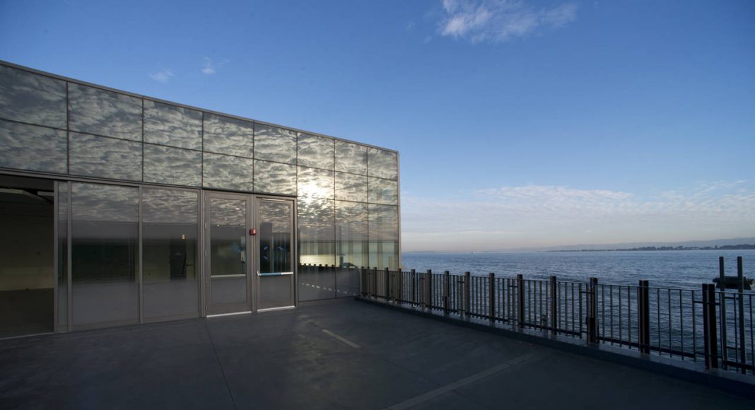 Exterior de la Galería Fisher Bay Observatory Gallery del Exploratorium y de la Terraza Fisher Bay Observatory : Image by Amy Snyder © Exploratorium, www.exploratorium.edu