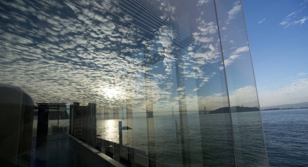 Reflejo de las nubes en los cristales de la nueva Galería Fisher Bay Observatory Gallery del Exploratorium : Image by Amy Snyder © Exploratorium, www.exploratorium.edu