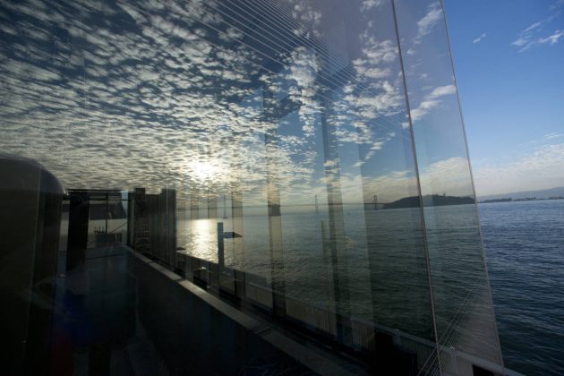 Reflejo de las nubes en los cristales de la nueva Galería Fisher Bay Observatory Gallery del Exploratorium : Image by Amy Snyder © Exploratorium, www.exploratorium.edu