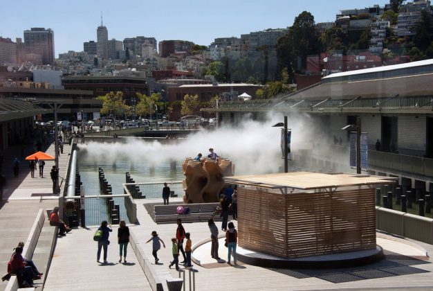 La Galería al Aire Libre del Exploratorium mostrando las exposiciones The Lath House, Gyroid, Remote Rains y Fog Bridge : Image by Esther Kutnick © Exploratorium, www.exploratorium.edu