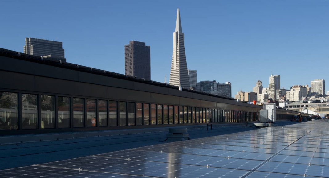 El sistema de energía solar SunPower de alta eficiencia que proporciona 1.3 megawatts en la azotea de la nueva sede del Exploratorium en el Muelle 15. El sistema ha sido diseñado para generar finalmente 100 por ciento de la demanda de energía eléctrica de las nuevas instalaciones de vanguardia : Image by Amy Snyder © Exploratorium, www.exploratorium.edu