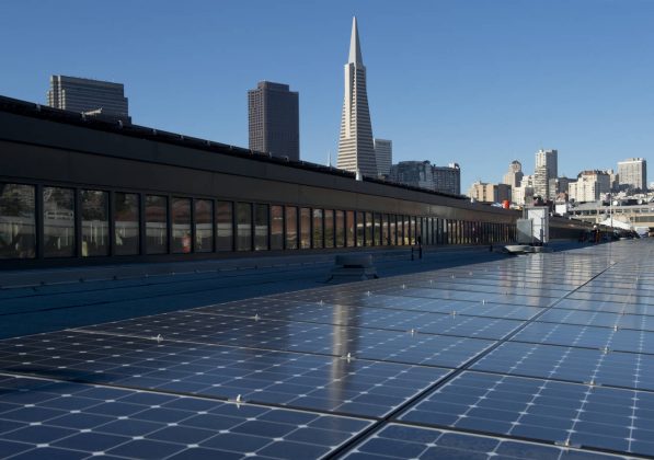 El sistema de energía solar SunPower de alta eficiencia que proporciona 1.3 megawatts en la azotea de la nueva sede del Exploratorium en el Muelle 15. El sistema ha sido diseñado para generar finalmente 100 por ciento de la demanda de energía eléctrica de las nuevas instalaciones de vanguardia : Image by Amy Snyder © Exploratorium, www.exploratorium.edu