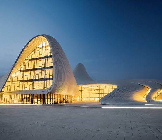 Heydar Aliyev Cultural Center, Baku Azerbaijan : Copyright © Farid Khayrulin/TASCHEN