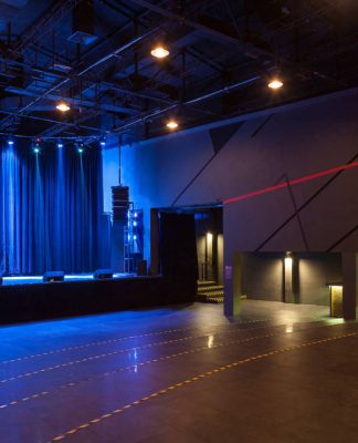 SALA CORONA : Fotografía cortesía de © Sicario Music