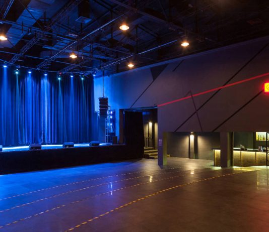 SALA CORONA : Fotografía cortesía de © Sicario Music