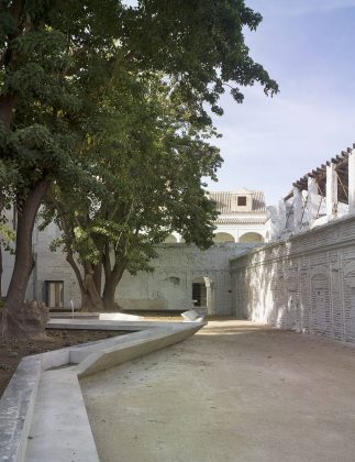 Consolidaciones instaladas. Antiguo convento de Santa María de los Reyes de Sevilla. Consolidación estructural de inmuebles de interés arquitectónico y adecuación de espacios libres. José Morales, Sara de Giles. España : Photo © Jesús Granada