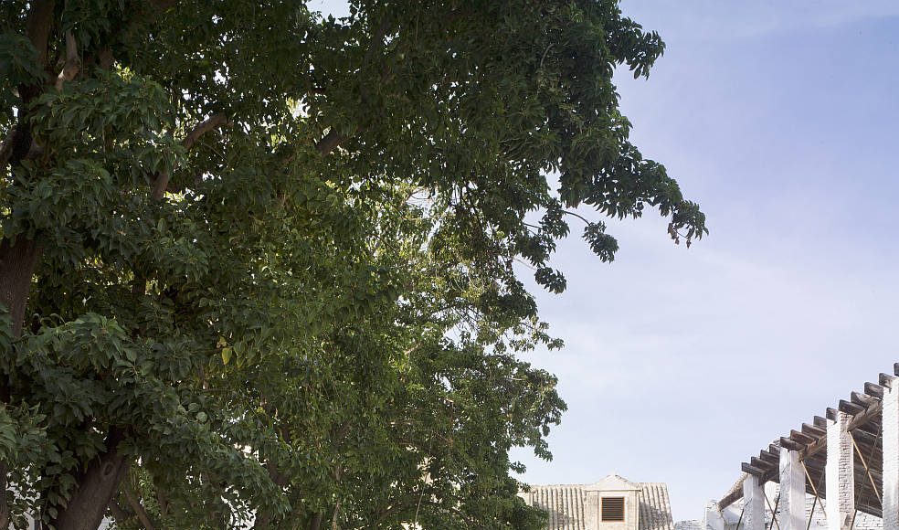 Consolidaciones instaladas. Antiguo convento de Santa María de los Reyes de Sevilla. Consolidación estructural de inmuebles de interés arquitectónico y adecuación de espacios libres. José Morales, Sara de Giles. España : Photo © Jesús Granada