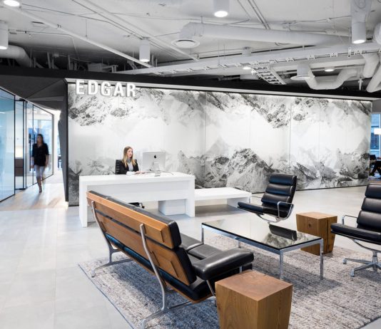 DIALOG diseña oficinas para Edgar Development en la Torre MNP en Vancouver Edgar Office reception : Photo credit © Ema Peter Photography