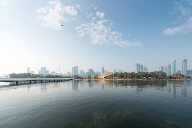 The most striking building on Noor Island is the high-profile Butterfly Pavilion, whose ornamental shading roof characterizes the island : Photo credit © Joaquín Busch