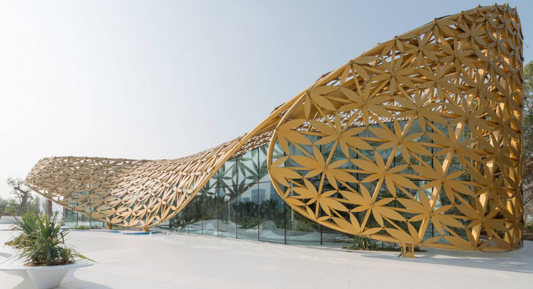 The Butterfly Aviary is located at the center of the Butterfly Pavilion, shaded by its defining golden roof : hoto credit © Joaquín Busch