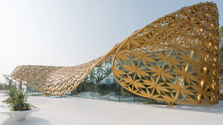 The Butterfly Aviary is located at the center of the Butterfly Pavilion, shaded by its defining golden roof : hoto credit © Joaquín Busch