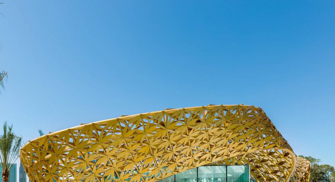 The shape and design of the pavilion’s biomorphic outer shell are the product of an intense formal exploration of parametric design strategies in dialog with traditional Arabian ornamentation : Photo credit © Torsten Seidel