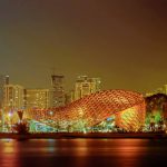 In the evenings the building is orchestrated in a special way – the individually controllable LED lamps integrated in the nodes galvanise the supporting structure. Patterns of light make their way across the façade and the pavilion suddenly resembles a swarm of butterflies coming together in ever-changing rhythms before drifting apart again : Photo credit © seele me FZE