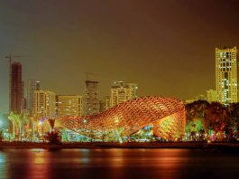 In the evenings the building is orchestrated in a special way – the individually controllable LED lamps integrated in the nodes galvanise the supporting structure. Patterns of light make their way across the façade and the pavilion suddenly resembles a swarm of butterflies coming together in ever-changing rhythms before drifting apart again : Photo credit © seele me FZE
