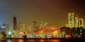 In the evenings the building is orchestrated in a special way – the individually controllable LED lamps integrated in the nodes galvanise the supporting structure. Patterns of light make their way across the façade and the pavilion suddenly resembles a swarm of butterflies coming together in ever-changing rhythms before drifting apart again : Photo credit © seele me FZE