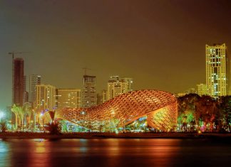 In the evenings the building is orchestrated in a special way – the individually controllable LED lamps integrated in the nodes galvanise the supporting structure. Patterns of light make their way across the façade and the pavilion suddenly resembles a swarm of butterflies coming together in ever-changing rhythms before drifting apart again : Photo credit © seele me FZE