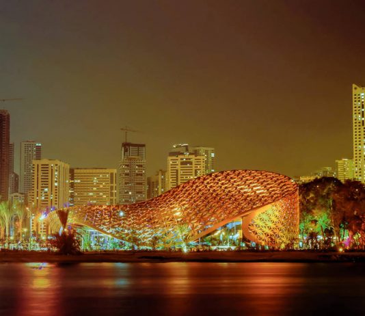 In the evenings the building is orchestrated in a special way – the individually controllable LED lamps integrated in the nodes galvanise the supporting structure. Patterns of light make their way across the façade and the pavilion suddenly resembles a swarm of butterflies coming together in ever-changing rhythms before drifting apart again : Photo credit © seele me FZE