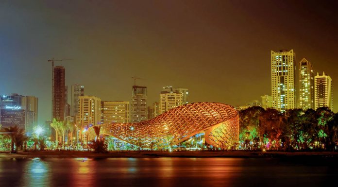 In the evenings the building is orchestrated in a special way – the individually controllable LED lamps integrated in the nodes galvanise the supporting structure. Patterns of light make their way across the façade and the pavilion suddenly resembles a swarm of butterflies coming together in ever-changing rhythms before drifting apart again : Photo credit © seele me FZE