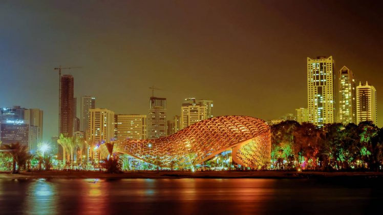 In the evenings the building is orchestrated in a special way – the individually controllable LED lamps integrated in the nodes galvanise the supporting structure. Patterns of light make their way across the façade and the pavilion suddenly resembles a swarm of butterflies coming together in ever-changing rhythms before drifting apart again : Photo credit © seele me FZE