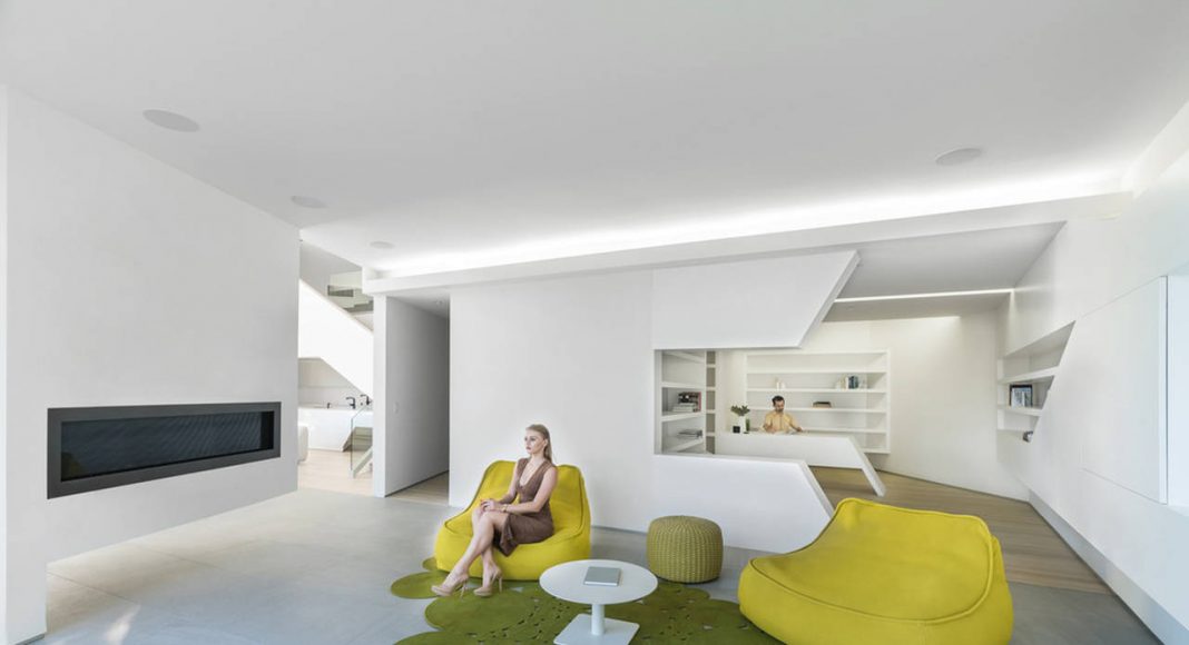 MU77 - FAMILY ROOM BY ARSHIA ARCHITECTS : Photo credit © PAUL VU