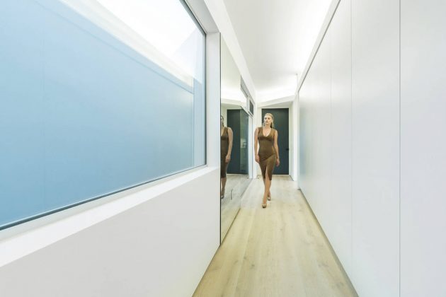 MU77 - BEDROOM STORAGE BY ARSHIA ARCHITECTS : Photo credit © PAUL VU