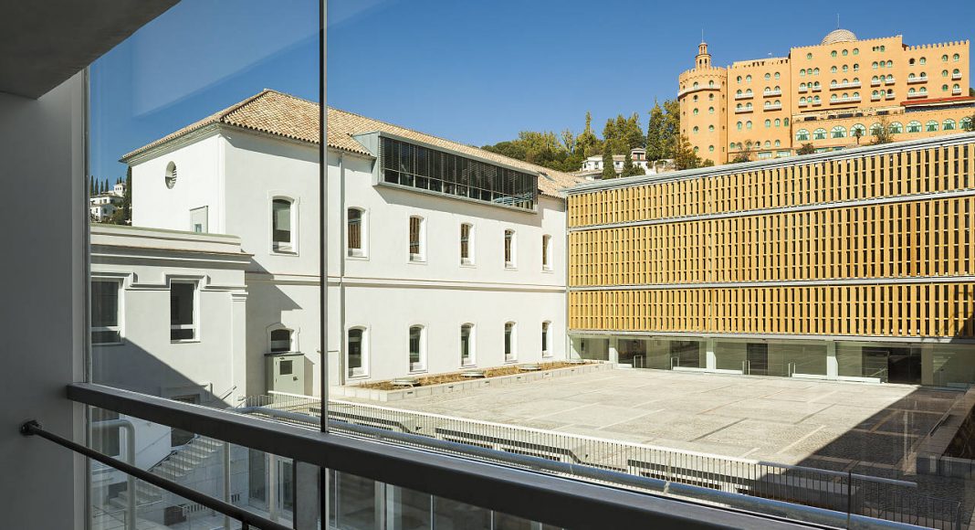 Escuela Técnica Superior de Arquitectura en el Antiguo Hospital Militar de Granada. Víctor López Cotelo. España : Photo © Luis Casals