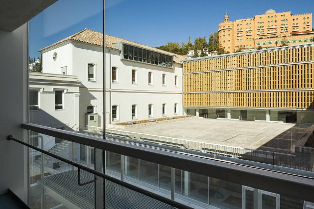 Escuela Técnica Superior de Arquitectura en el Antiguo Hospital Militar de Granada. Víctor López Cotelo. España : Photo © Luis Casals