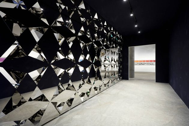 Olafur Eliasson - Less ego wall, 2015 - Stainless steel mirror, steel, wood - 400 x 800 x 50 cm - Leeum, Samsung Museum of Modern Art, Seoul, 2016 : Photo Hyunsoo Kim, Courtesy of the artist; Tanya Bonakdar Gallery, New York; neugerriemschneider, Berlin © Olafur Eliasson