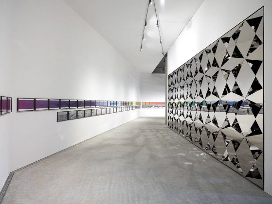 Olafur Eliasson - Less ego wall, 2015 - Stainless steel mirror, steel, wood - 400 x 800 x 50 cm - Leeum, Samsung Museum of Modern Art, Seoul, 2016 : Photo Hyunsoo Kim, Courtesy of the artist; Tanya Bonakdar Gallery, New York; neugerriemschneider, Berlin © Olafur Eliasson