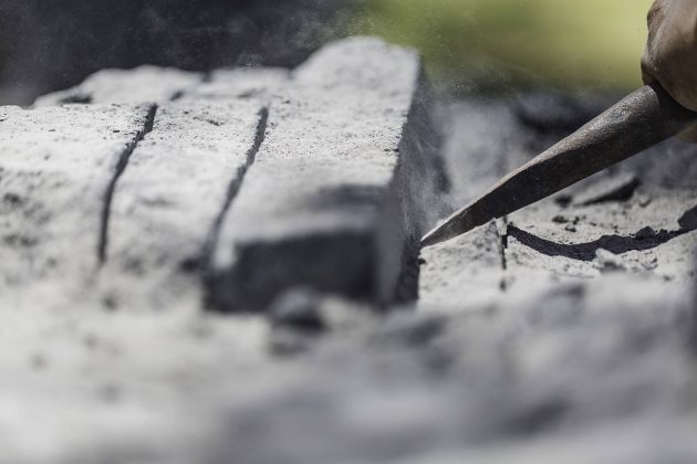 Trabajo Artesanal en Piedra de la propuesta de Ezequiel Farca + Crsitina Grappin en la DWM 2016 : Fotografía © Ezequiel Farca + Crsitina Grappin