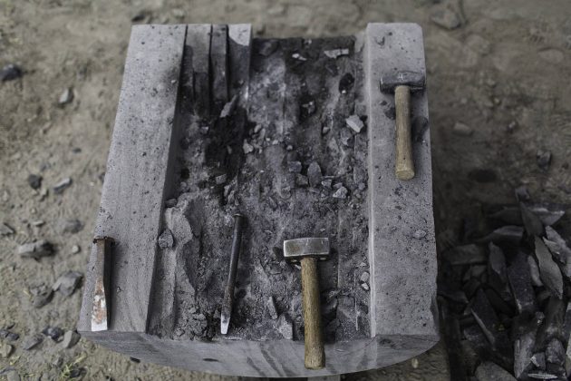 Trabajo Artesanal en Piedra de la propuesta de Ezequiel Farca + Crsitina Grappin en la DWM 2016 : Fotografía © Ezequiel Farca + Crsitina Grappin