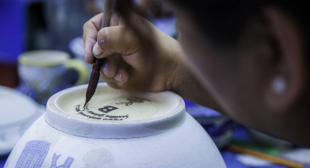 Trabajo Artesanal en Talavera de la propuesta de Ezequiel Farca + Crsitina Grappin en la DWM 2016 : Fotografía © Ezequiel Farca + Crsitina Grappin